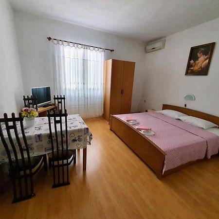 Apartments - Buffet 2B Sveti Juraj Ruang foto